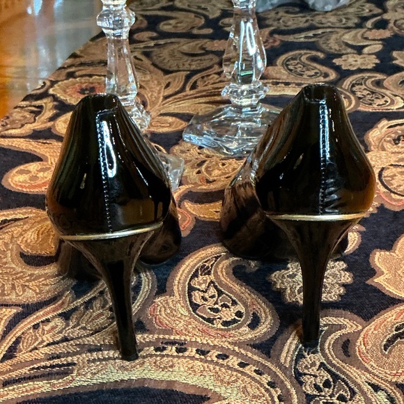 LAUREN RALPH LAUREN Black Patent Leather with Gold Rimmed Heels Size 7B - Picture 5 of 8